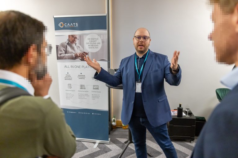 Kundengespräch über CAATS Cloud und All in one platform mit zwei Kunden bei digital health symposion