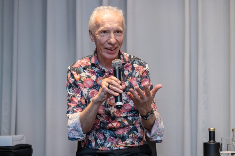 Herwig Loidl leitet beim Digital Health Symposium eine DIskussion am Podium und beantwortet Fragen