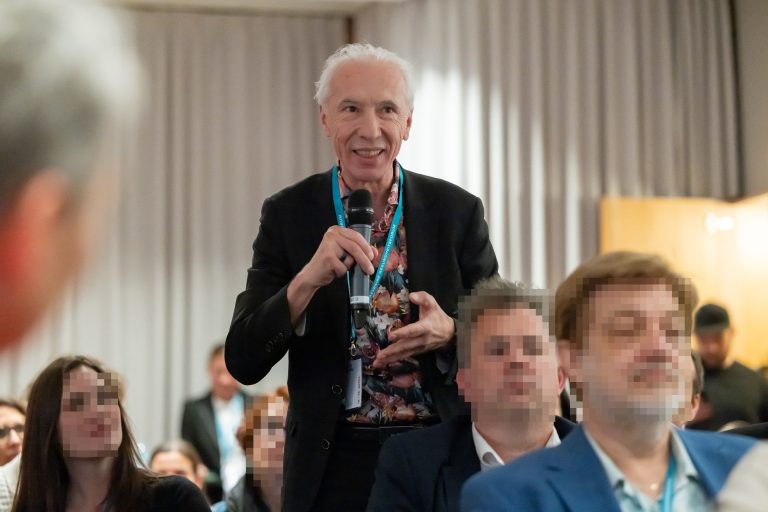 Frage an das Podium von CEO Herwig Loidl von LOIDL Consulting beim digital health Symposium